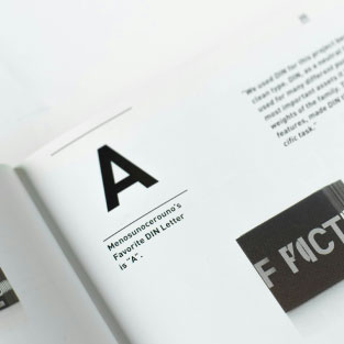 Interior de revista mostrando una tipografía